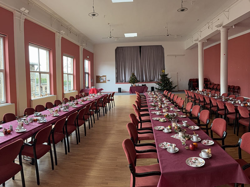 Gemeindezentrum_Saal-eingedeckt2__Foto-FredWitschel